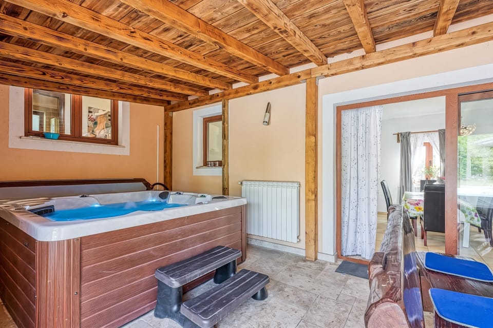 Family House, 3 Bedrooms, 2 Bathrooms (Villa Simac With Pool and Whirlpool) | Indoor spa tub