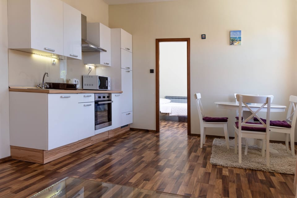 Full equipped kitchen and dining area.