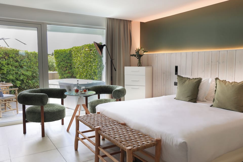 Deluxe Room | Minibar, in-room safe, soundproofing, free WiFi