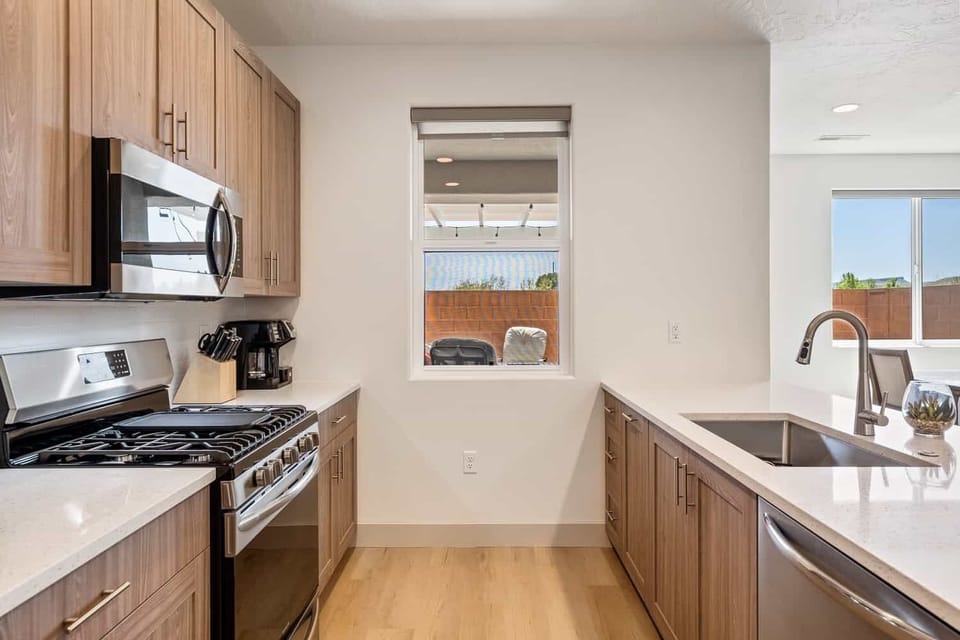 Townhome, 3 Bedrooms | Private kitchen | Fridge, oven, coffee/tea maker, toaster