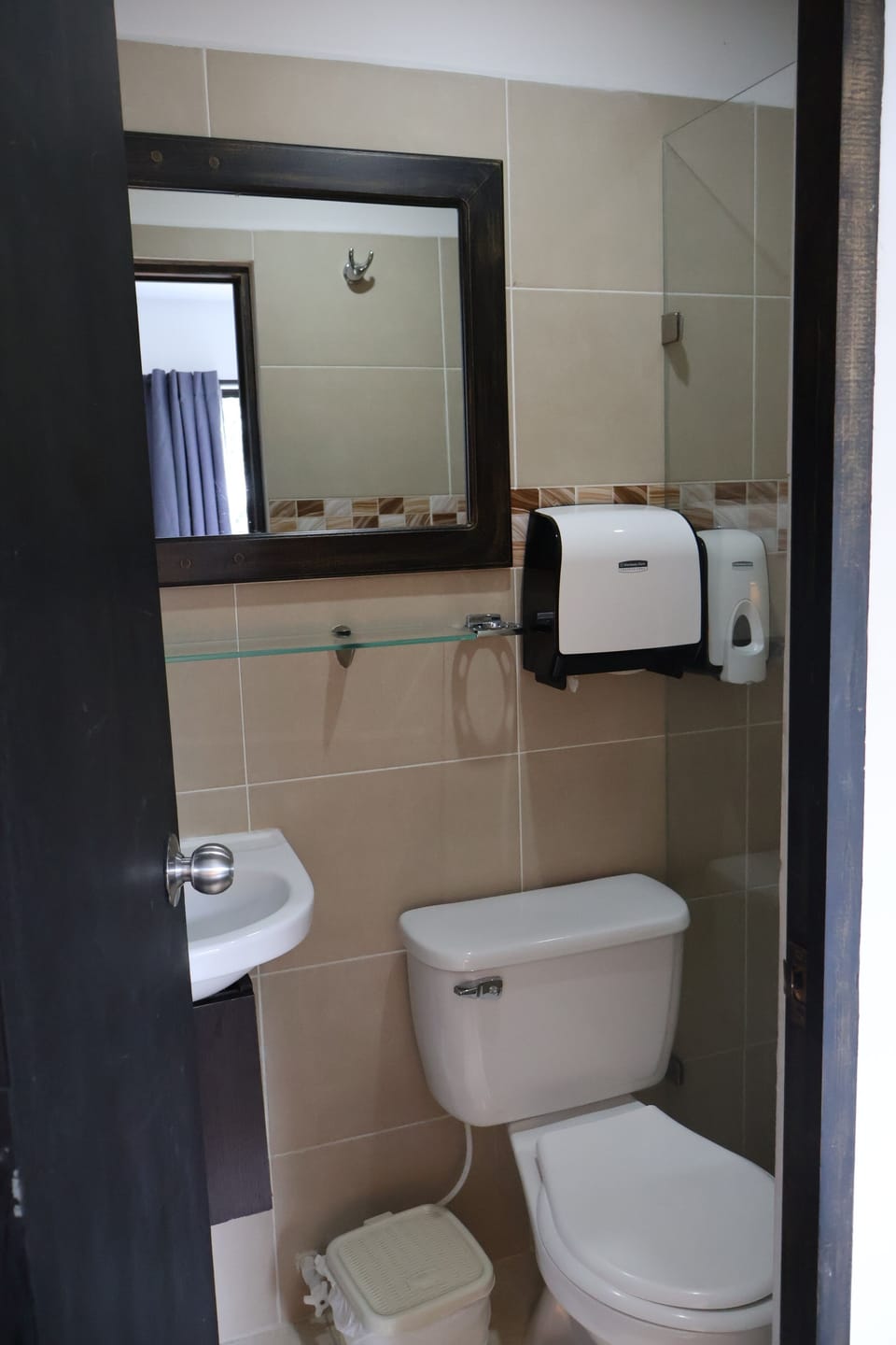 Shower, rainfall showerhead, free toiletries, hair dryer
