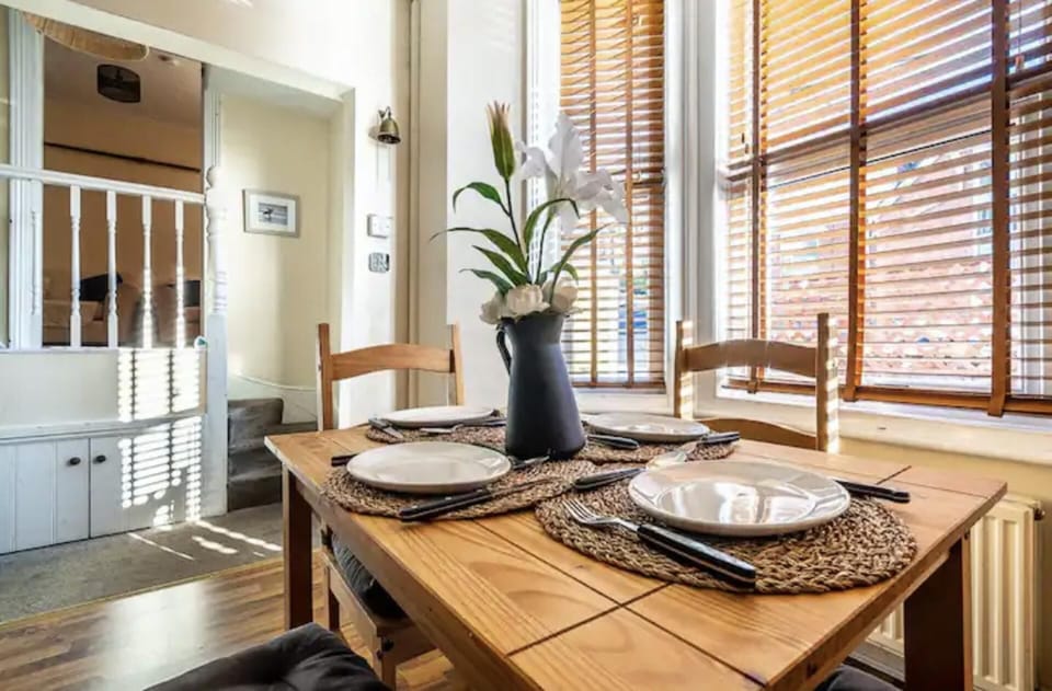 House | Private kitchen | Fridge, microwave, oven, stovetop