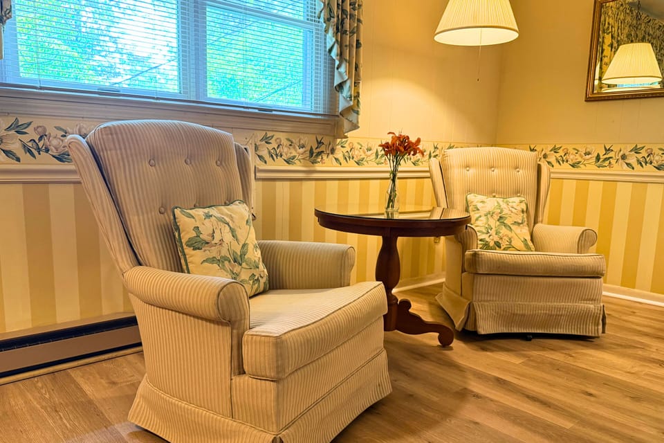 Deluxe Room, 1 King Bed | Individually decorated, individually furnished, iron/ironing board