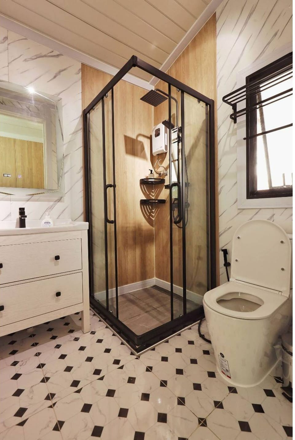 Premier Double Room | Bathroom | Shower, rainfall showerhead, towels, soap