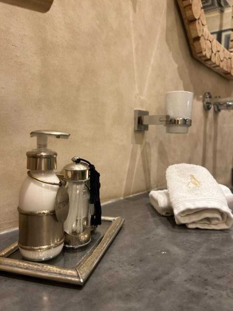 Deluxe Double Room (AMIR) | Bathroom amenities | Designer toiletries, hair dryer, towels, soap