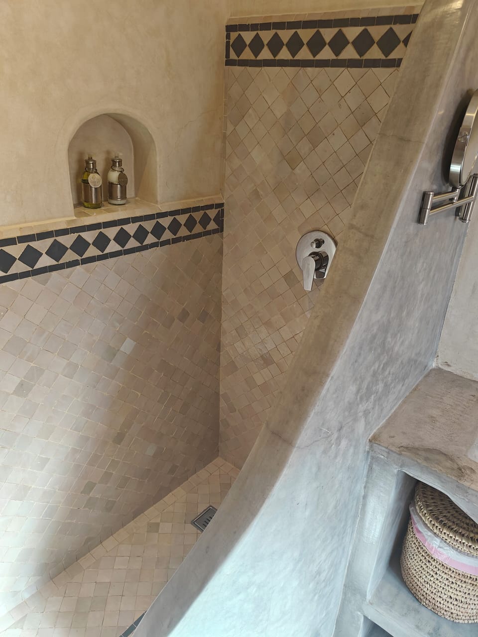 Suite Triple Deluxe (MALIK) | Bathroom | Designer toiletries, hair dryer, towels, soap