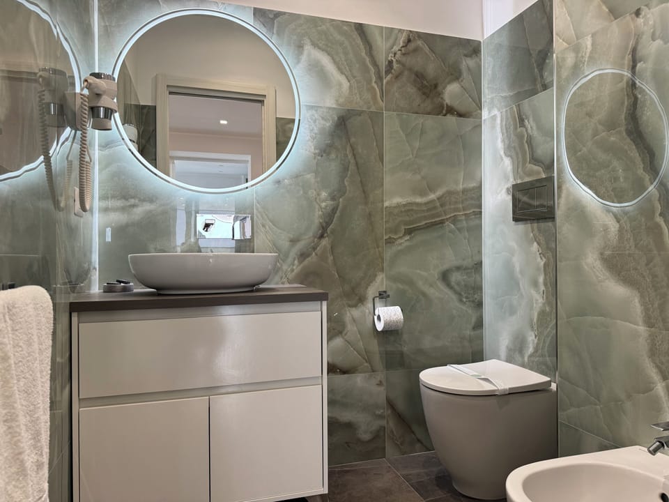 Luxury Room, 1 Queen Bed, Hot Tub, Sea View | Bathroom | Hair dryer, towels, soap, shampoo