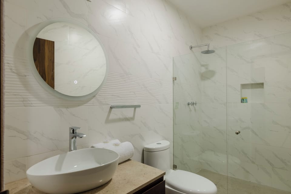 Family Room | Bathroom | Shower, towels, soap, shampoo