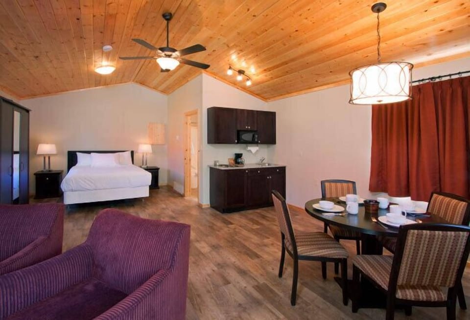 Signature Studio, 1 Queen Bed, Kitchenette | Iron/ironing board, WiFi (free), bed sheets