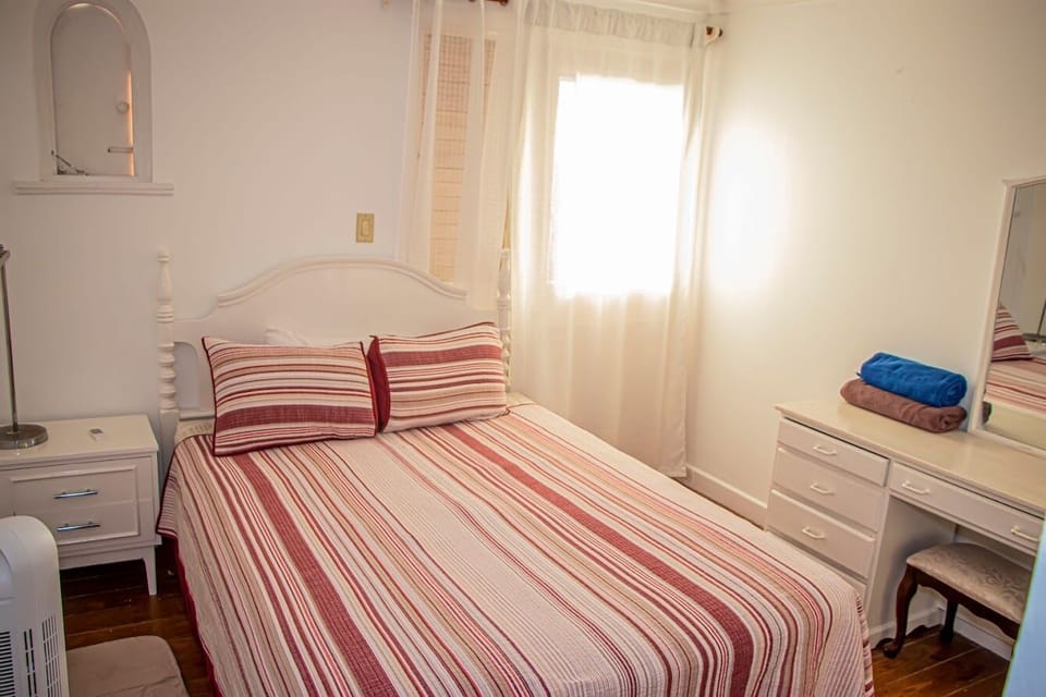 2 bedrooms, iron/ironing board, WiFi (free)