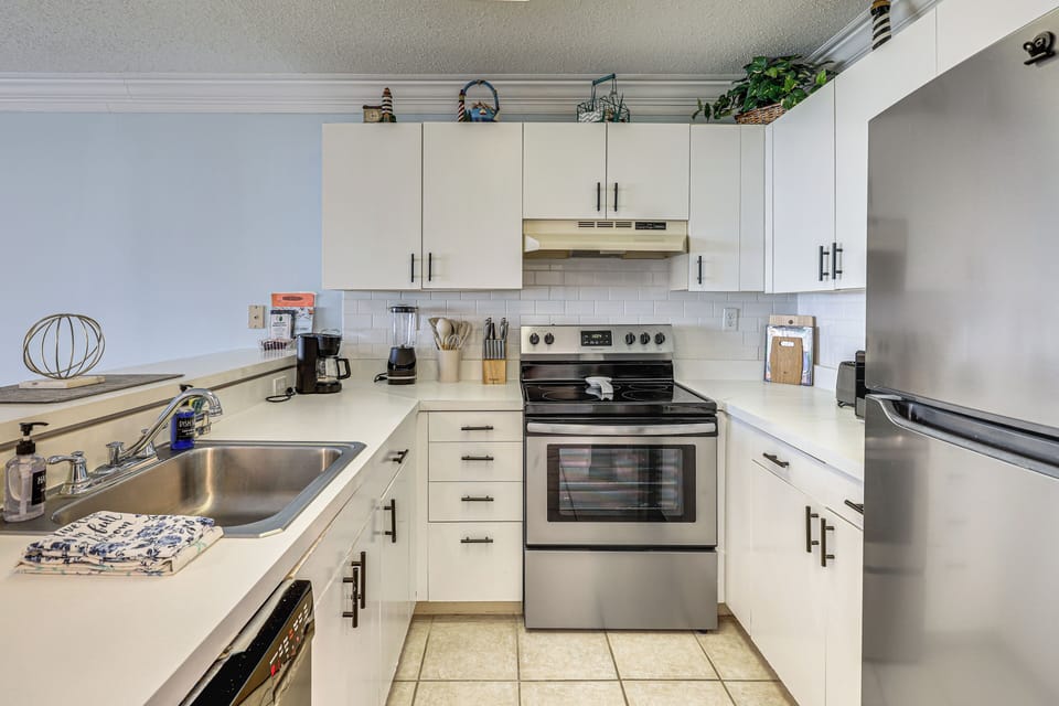 Kitchen | Keyless Entry | Free WiFi | Prime Location | Direct Beach Access