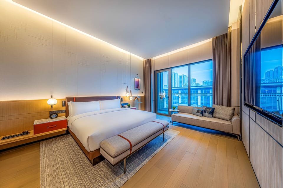 Premium Suite, 1 King Bed | Premium bedding, down comforters, Select Comfort beds, minibar