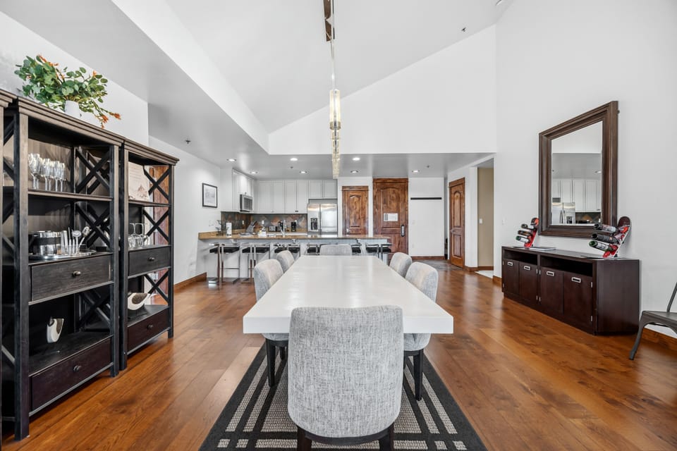 Same great room, dining head-on