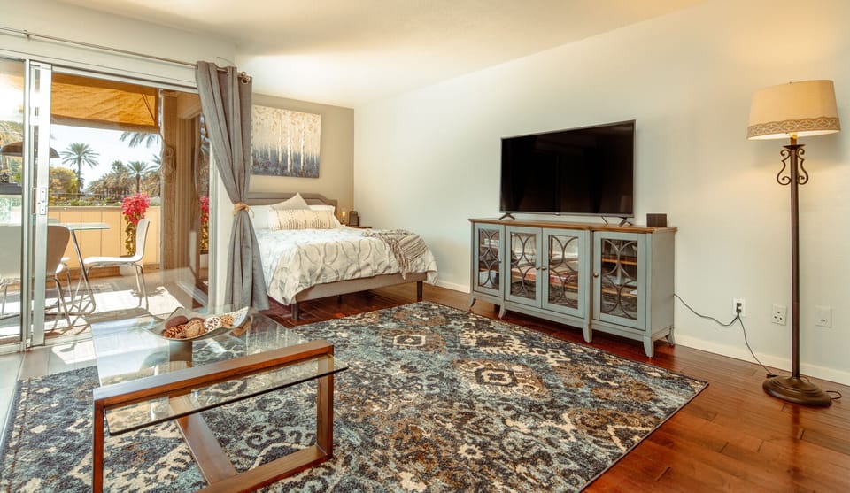 Luxury Studio - TV - Queen bed - Sofa