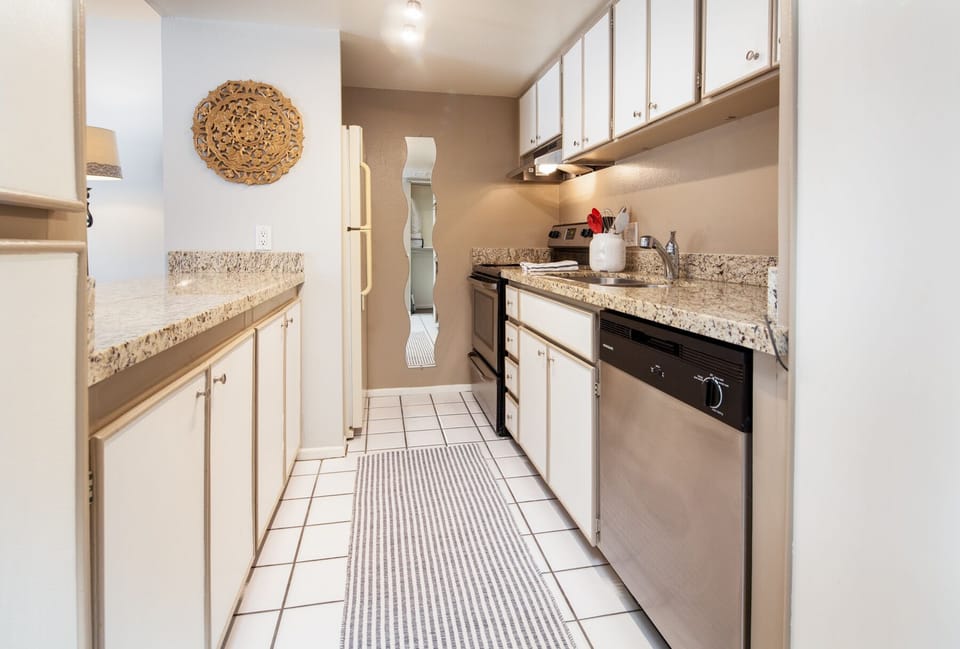 Full Kitchen - Granite Counter Tops - Food