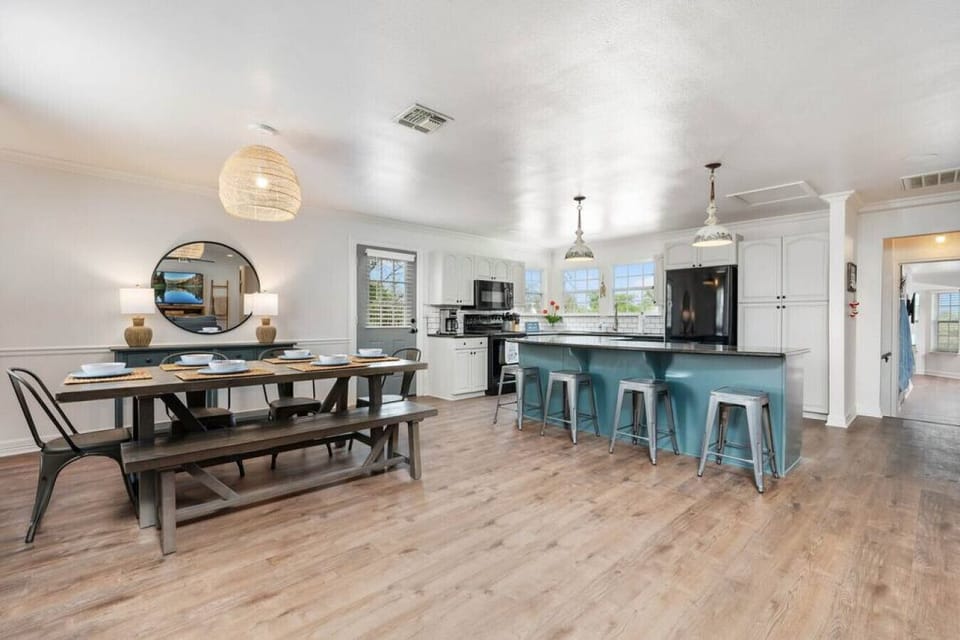 The Hideaway on Lake Dunlap - Dining area and island bar seating