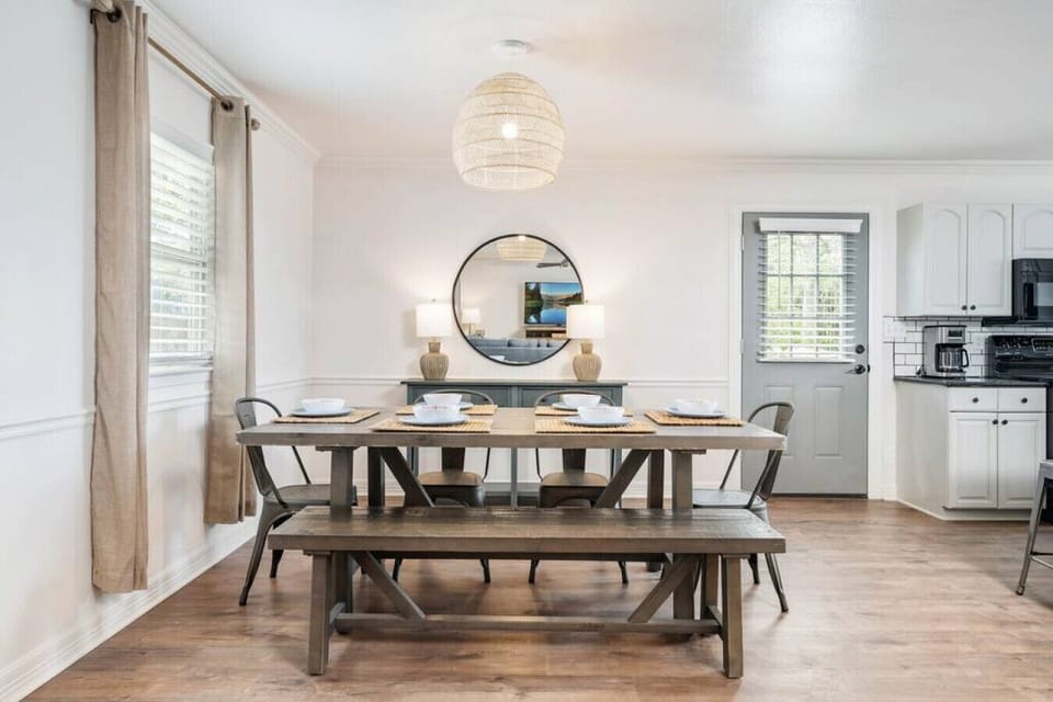 The Hideaway on Lake Dunlap - Dining Area