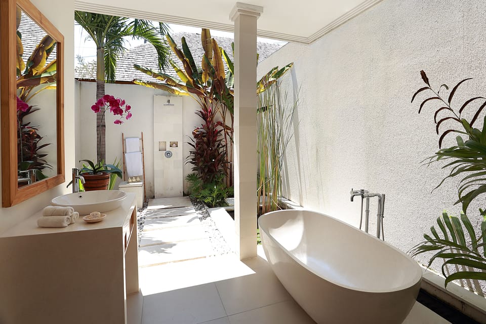 Deep soaking bathtub