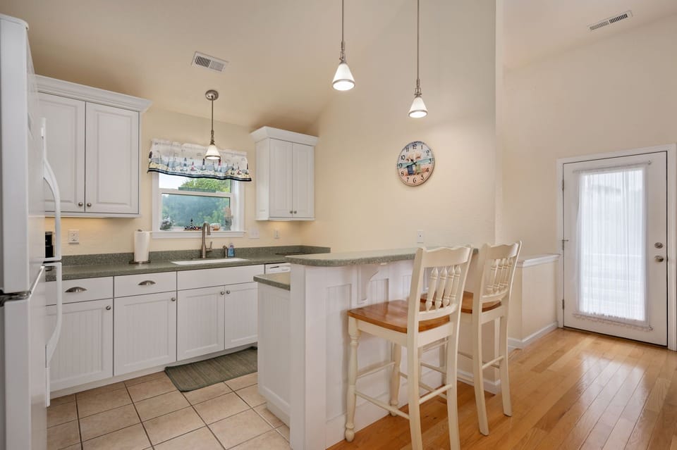 NH269: Salada Sea Breeze | TL Kitchen Area