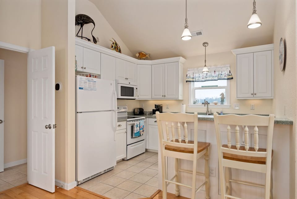 NH269: Salada Sea Breeze | TL Kitchen Area