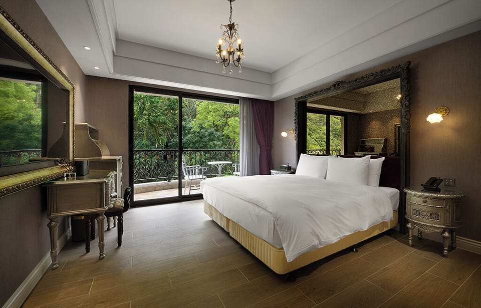 Deluxe Double Room, 1 Queen Bed, Non Smoking, Mountain View | In-room safe, desk, blackout drapes, soundproofing