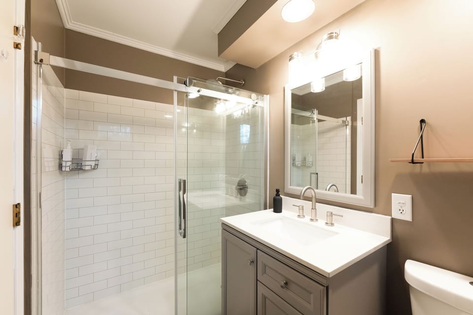 Ensuite bathroom (first floor)