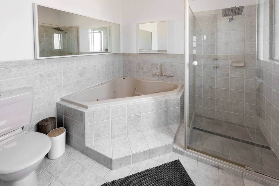 Ensuite to main bathroom
Spa bath
All linen provided 
Included toiletries
Heat lamps