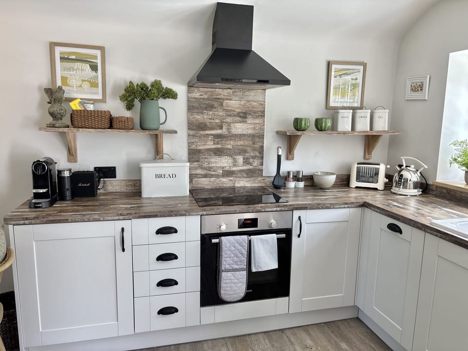 Drovers Run, Forde Abbey, Dorset: The kitchen is perfect for preparing a delicious meal