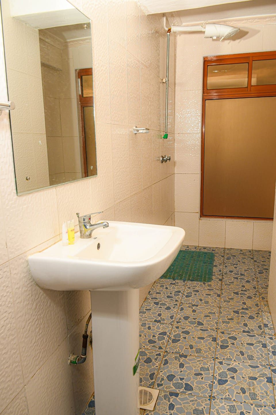 Shower, rainfall showerhead, free toiletries, slippers