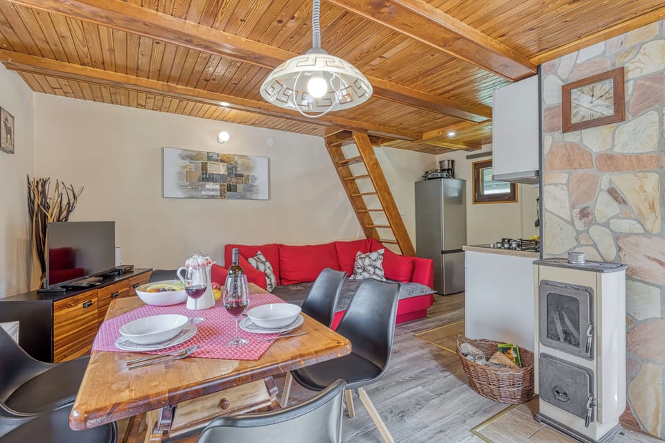Family Chalet, Multiple Bedrooms, Mountainside (Rozi's Riverside Cottage) | Interior