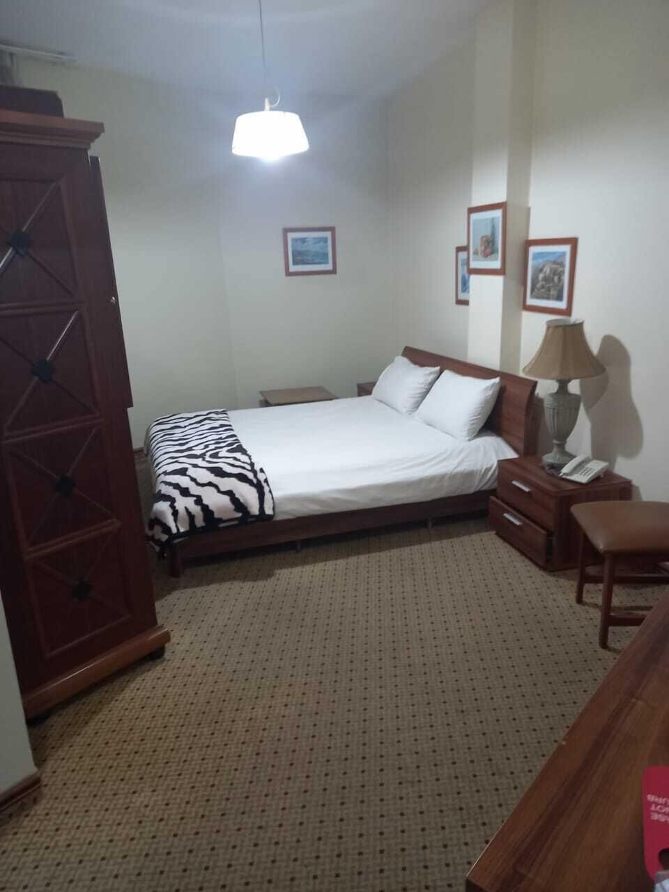 Standard Double Room | In-room safe, iron/ironing board (on request), WiFi (free)
