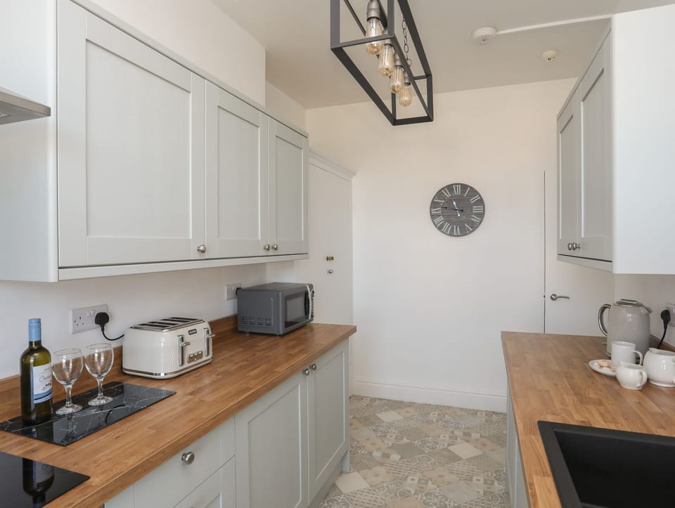 Cottage | Private kitchen | Fridge, dishwasher, electric kettle, toaster
