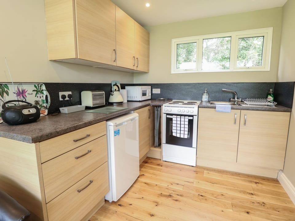 Cottage | Private kitchen | Fridge, electric kettle, toaster, cookware/dishes/utensils