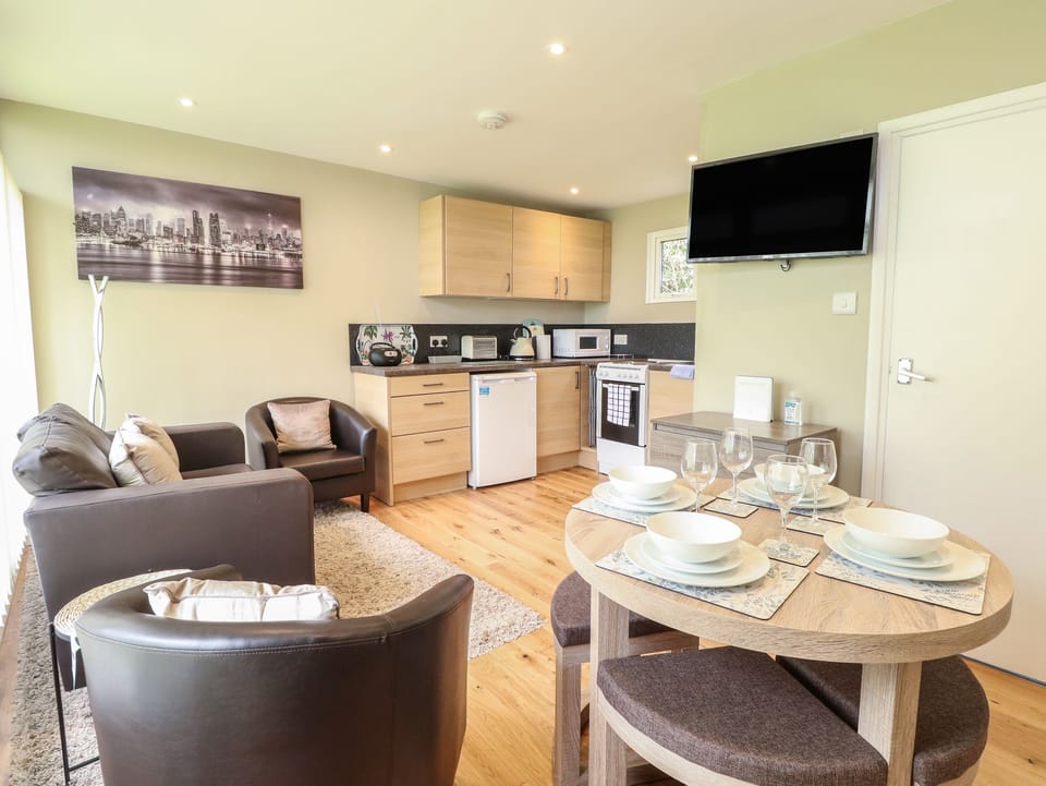 Cottage | Dining