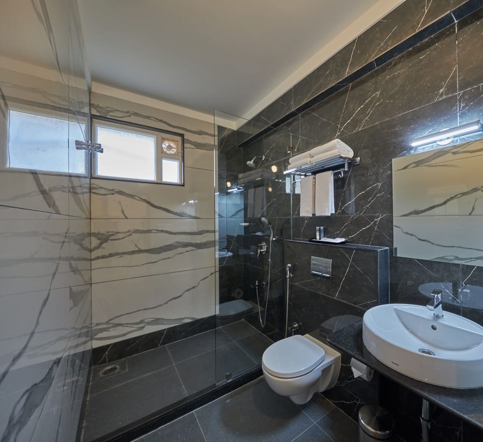 Deluxe Double Room | Bathroom | Shower, rainfall showerhead, hair dryer, slippers