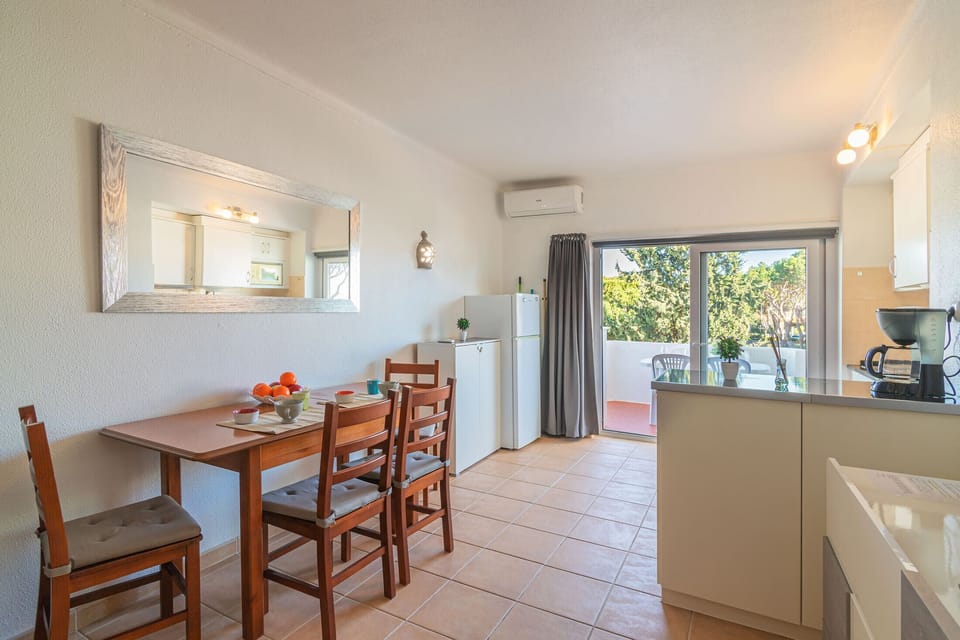 Apartment, 1 Bedroom, Pool Access | In-room dining
