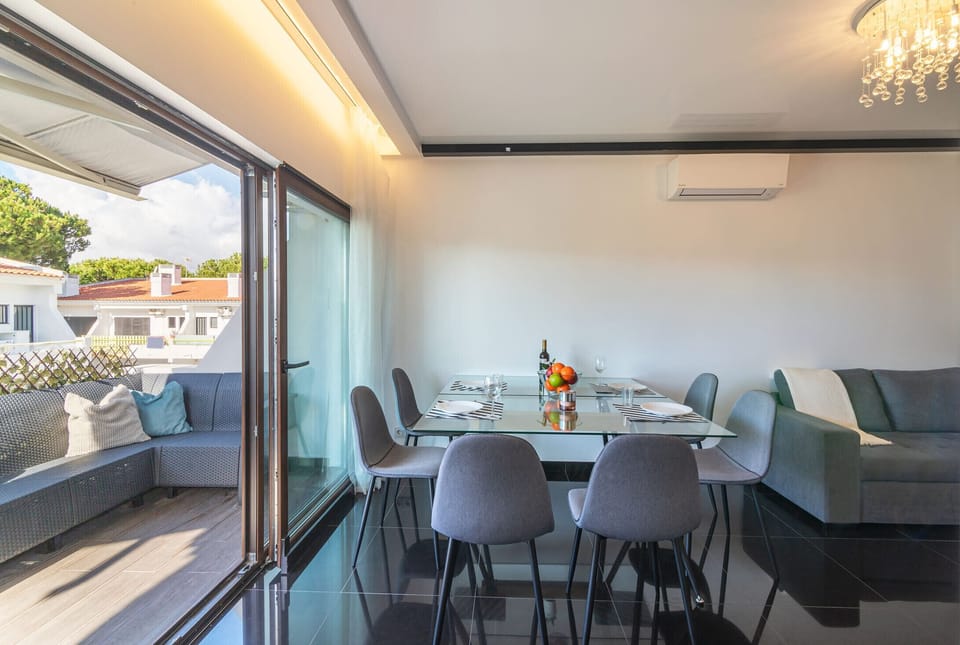 Apartment, 3 Bedrooms, Pool Access | In-room dining