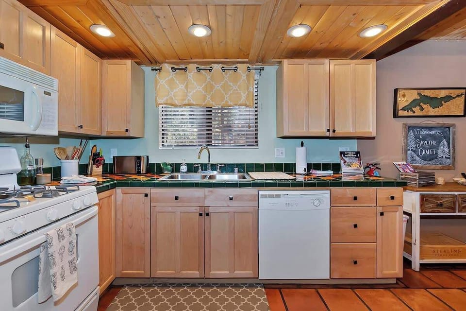 Ample cooking space. Full equipped. 