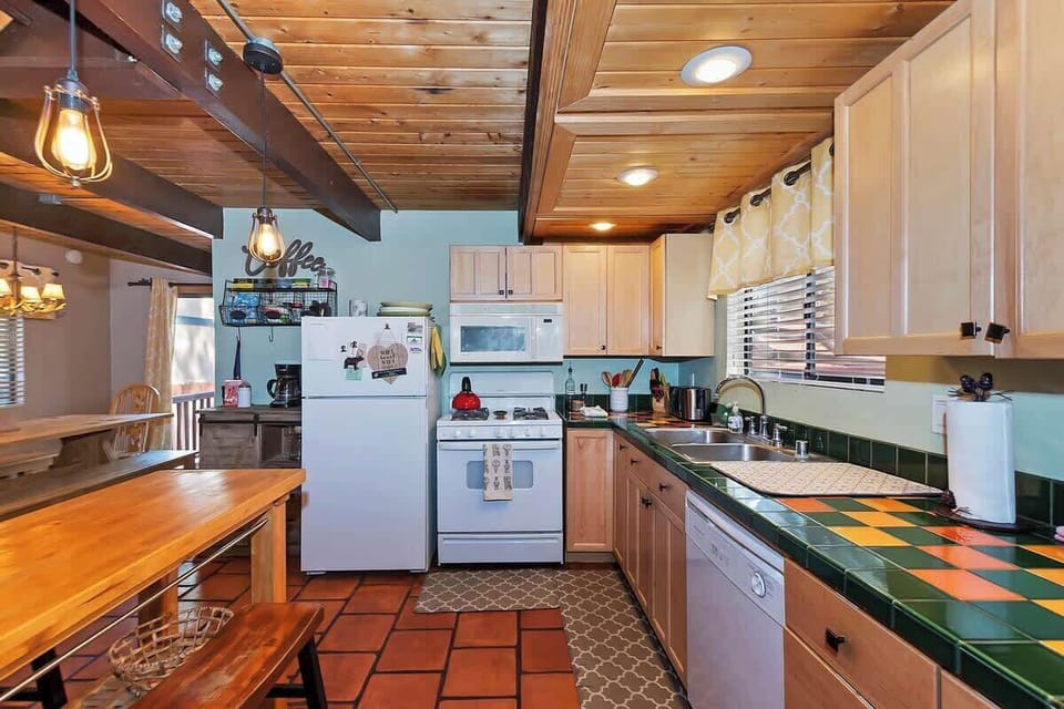 Full kitchen view. 