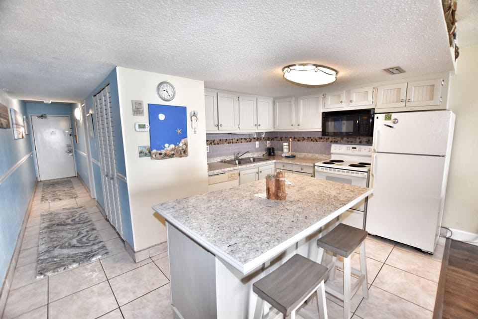 Condo, 3 Bedrooms | Private kitchen | Coffee/tea maker, fridge, oven, toaster
