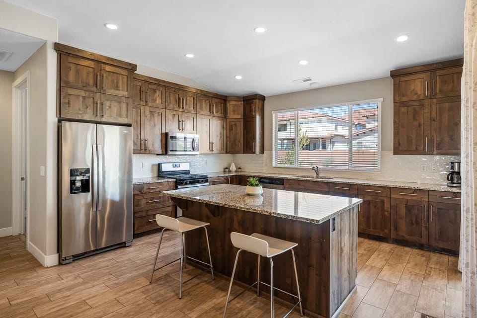 House, 5 Bedrooms | Private kitchen | Fridge, oven, coffee/tea maker, toaster
