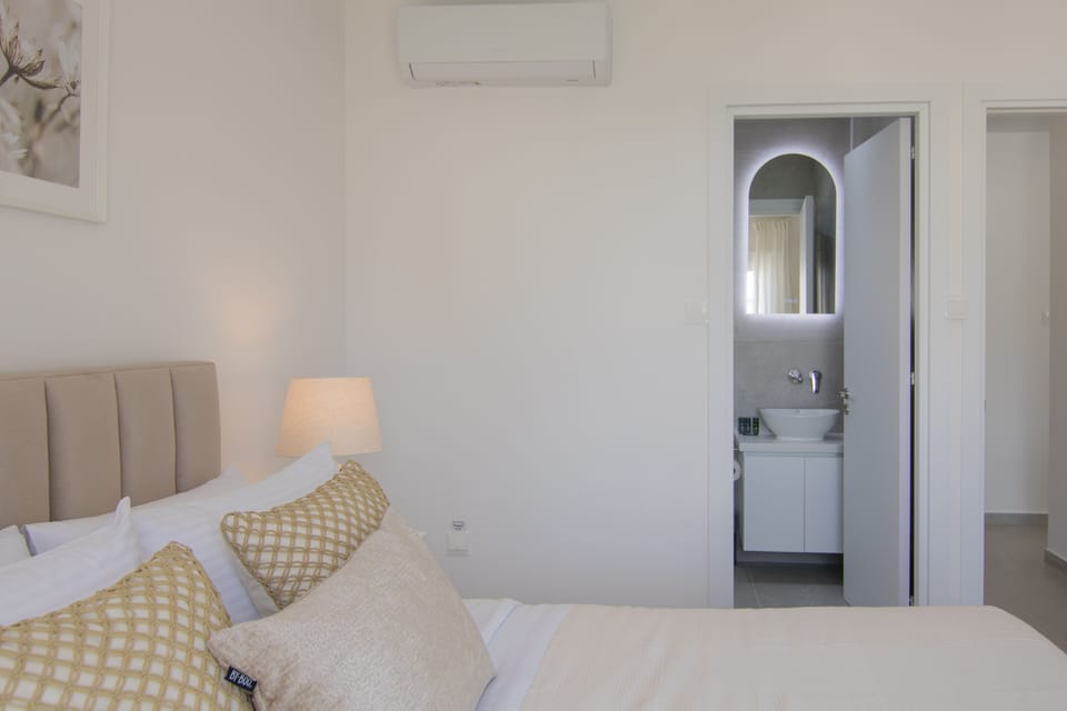 Luxury Apartment | 2 bedrooms, in-room safe, blackout drapes, iron/ironing board