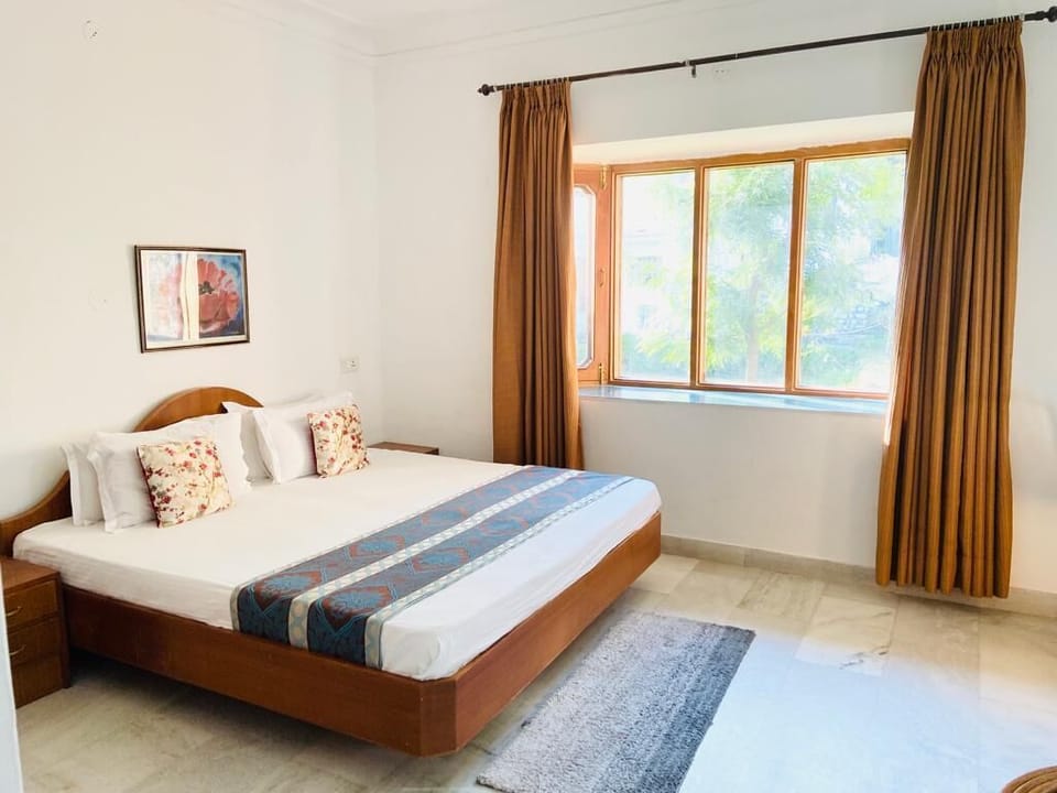 Family Room | Desk, laptop workspace, iron/ironing board, free WiFi