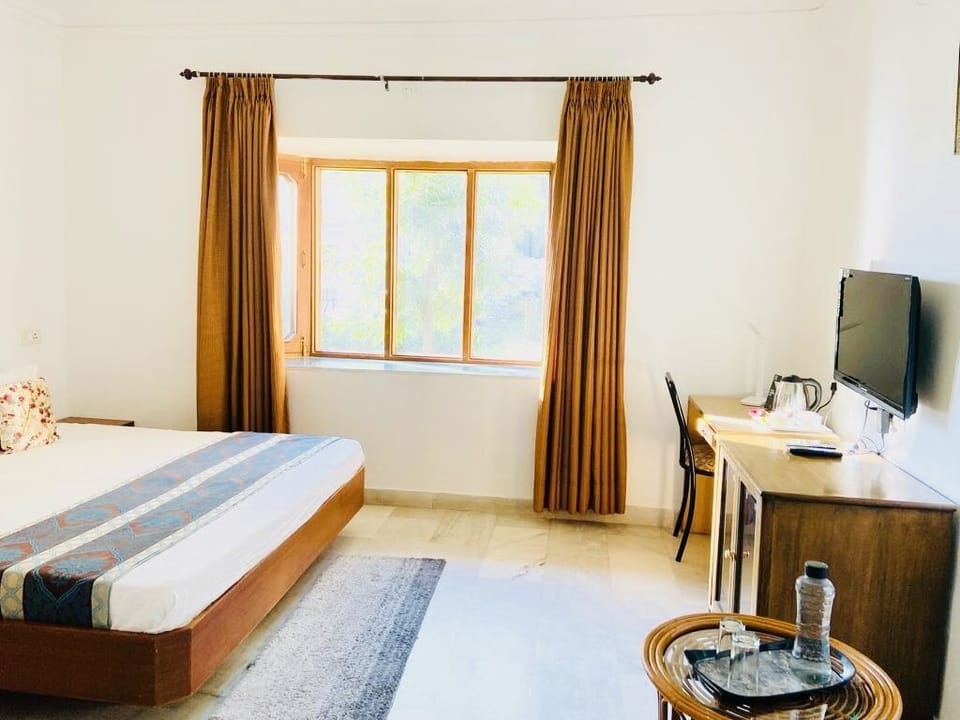 Family Room | Desk, laptop workspace, iron/ironing board, free WiFi