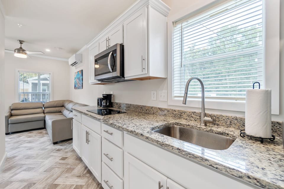 Deluxe Cottage | Private kitchen | Fridge, microwave, stovetop, toaster