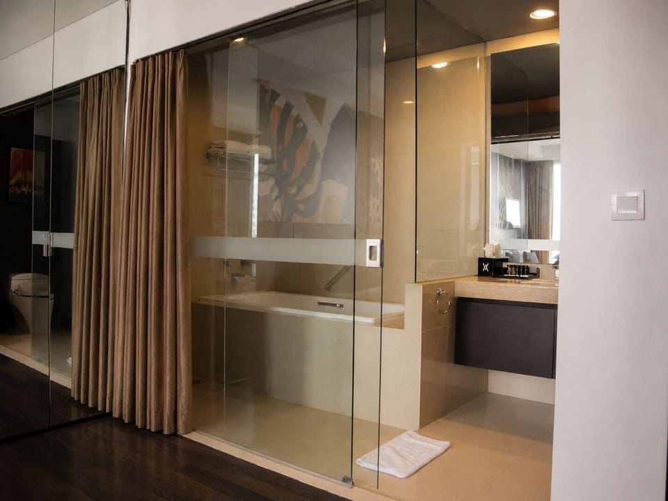 Suite | Bathroom | Free toiletries, hair dryer, slippers, bidet