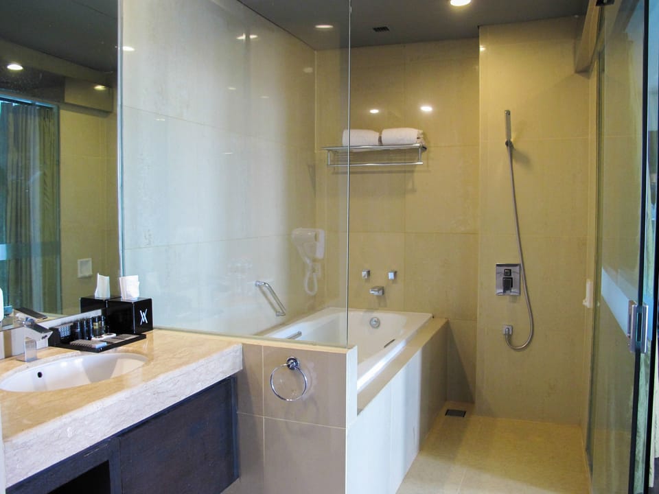 Suite | Bathroom | Free toiletries, hair dryer, slippers, bidet