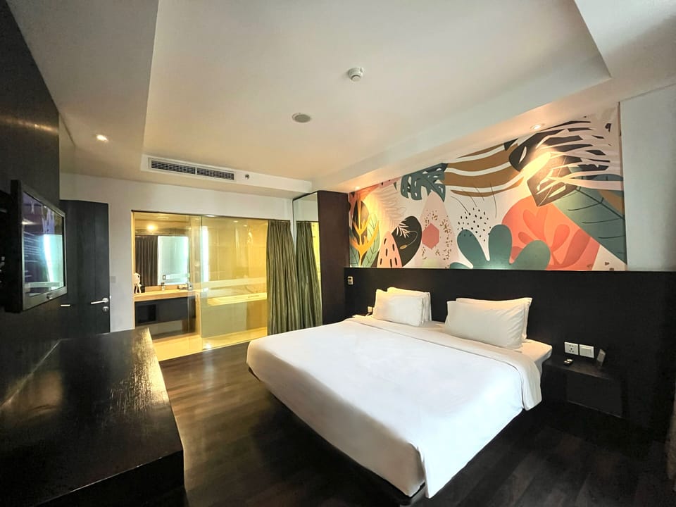 Suite | Minibar, in-room safe, desk, blackout drapes