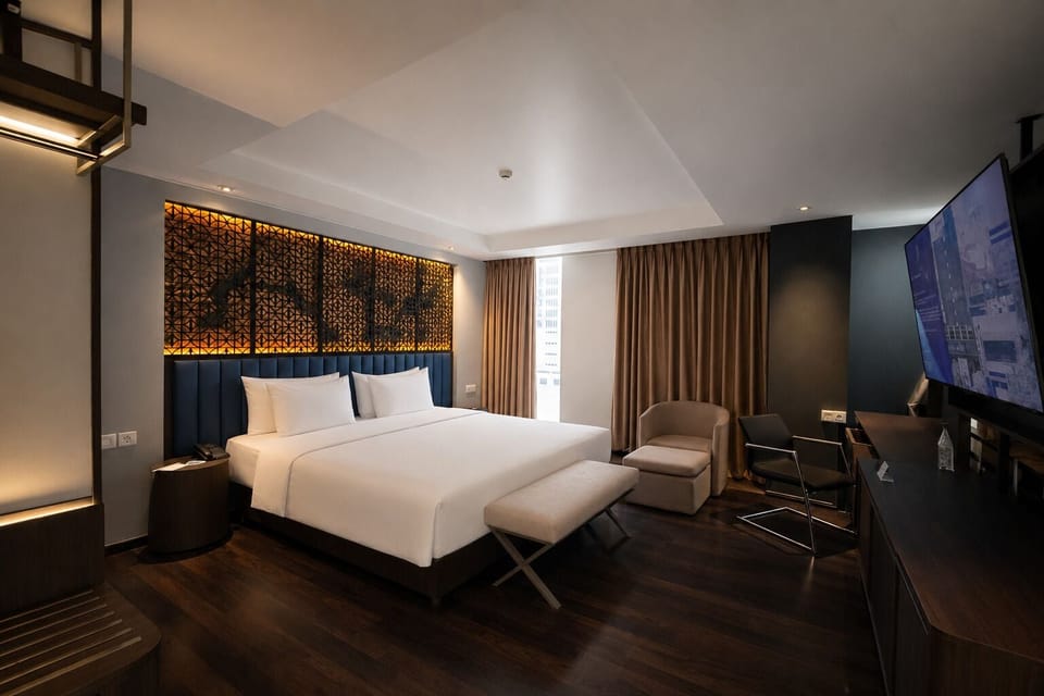 Grand Premier | Minibar, in-room safe, desk, blackout drapes
