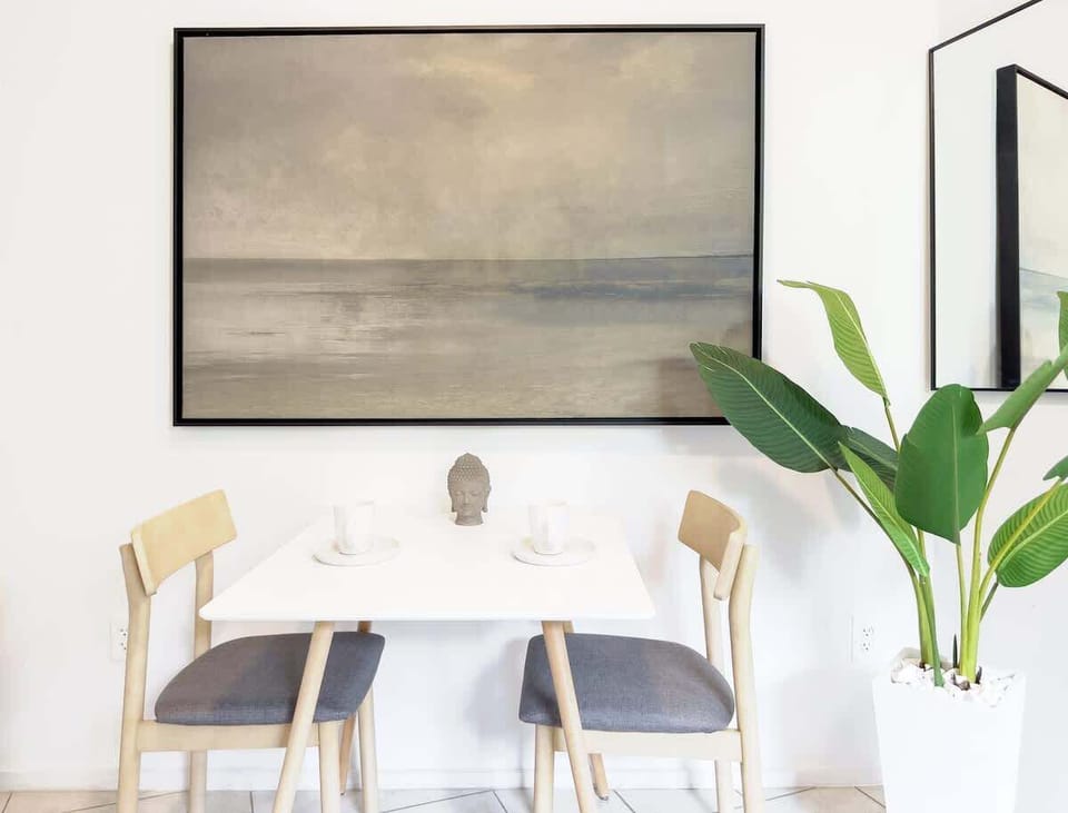 Cozy Dining Nook for Two – Enjoy Intimate Meals in a Stylish Setting!